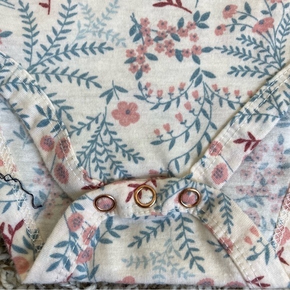 Tahari Baby Girls Summer Bodysuit /Onsie & Pant Set Ivory Floral Print Sz 0-3 mo - Picture 5 of 13